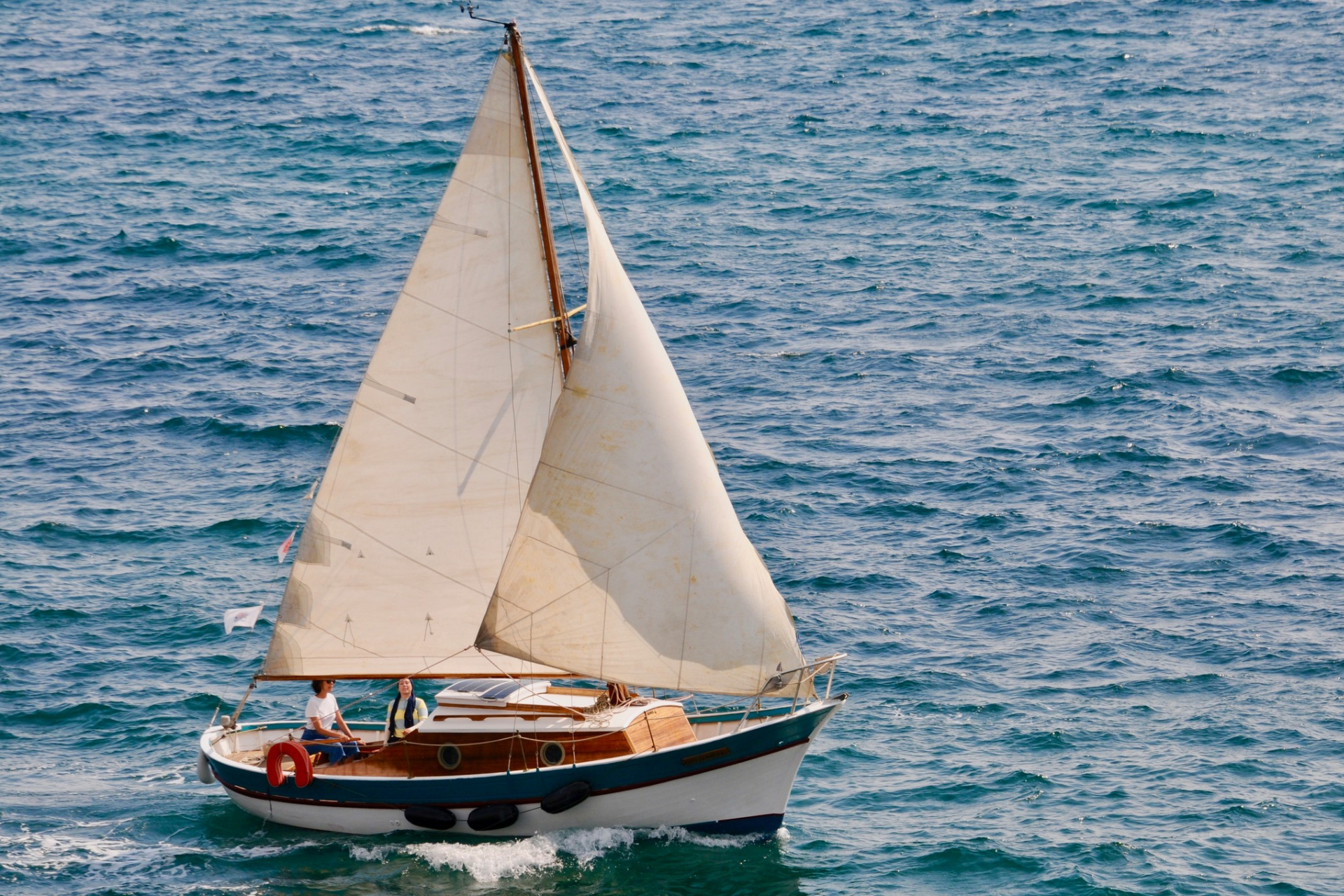 Le bateau est un voilier traditionnel de Provence, construit en bois en 1969. La visite privée est adaptée à vos préférences, vous permettant de choisir les destinations et les activités. Nous sommes ouverts à toutes les idées que vous pourriez avoir et pouvons faire plusieurs arrêts pour nager et profiter en chemin.