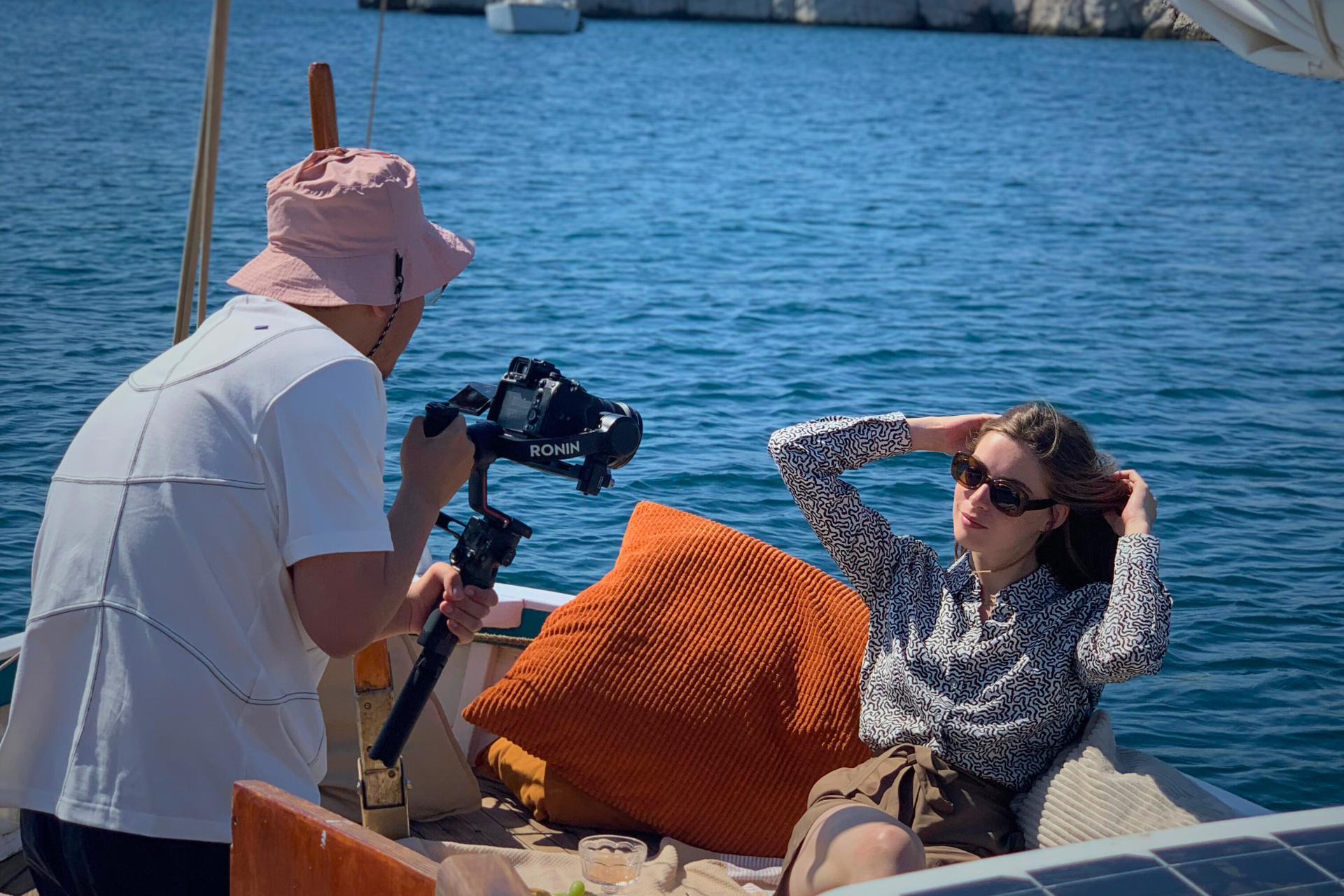 Mannequin et photographe shoot en mer sur le bateau de Capitaine Coco , des Partenariats Privilégiés : Nos Shoots avec les Influenceurs